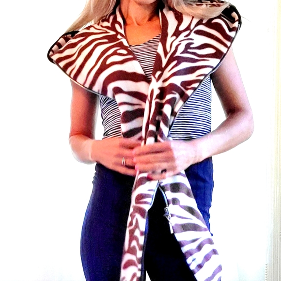 HoodScarf - Picture 2 of 3